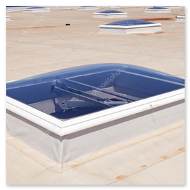 Neu eingebaute Lichtkuppel mit Aufsatzkranz