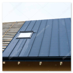 Detail eines Stehfalz-Metalldachs