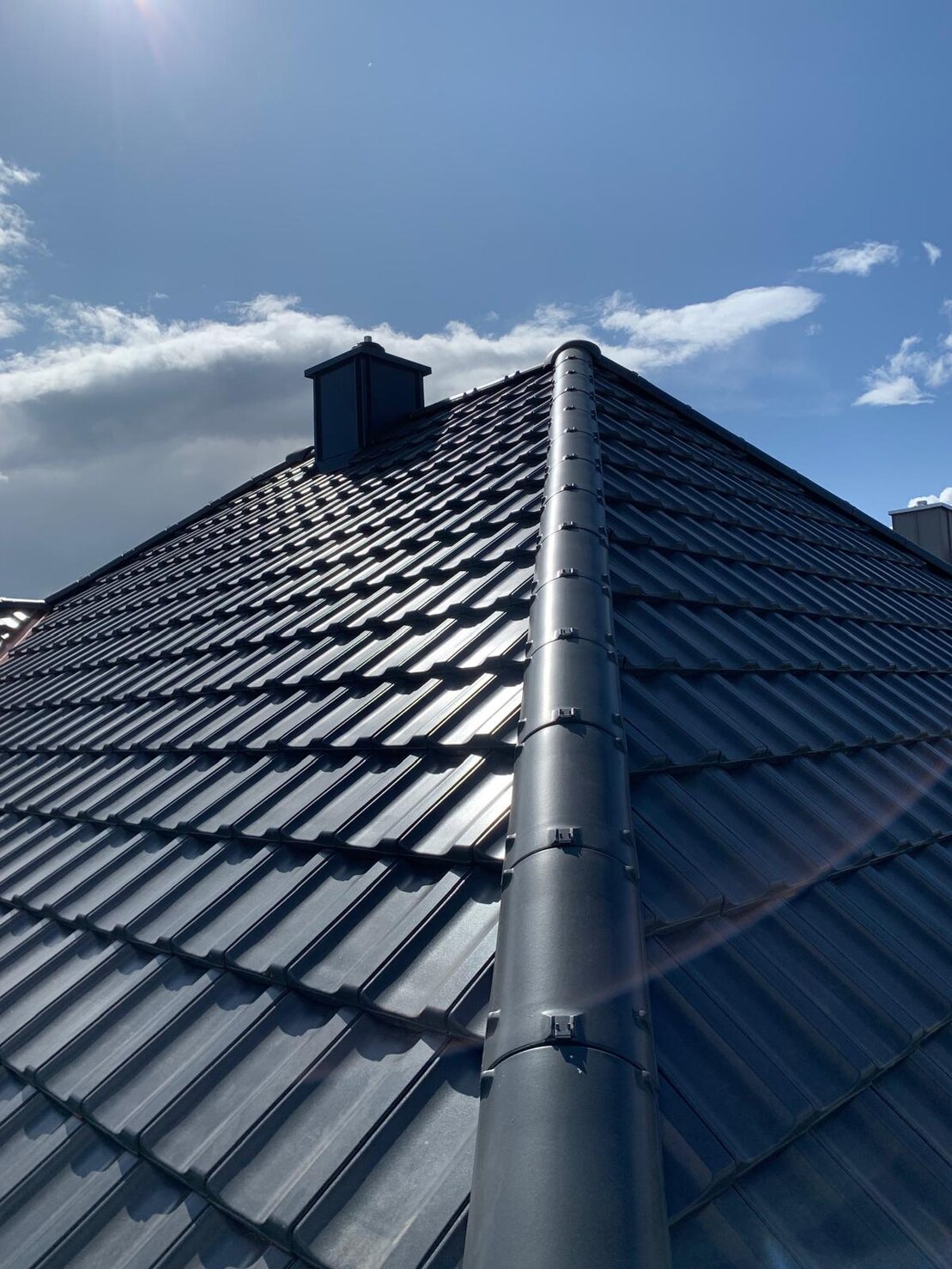 Saubere Dachranddeckung aus Ziegel am Steildach