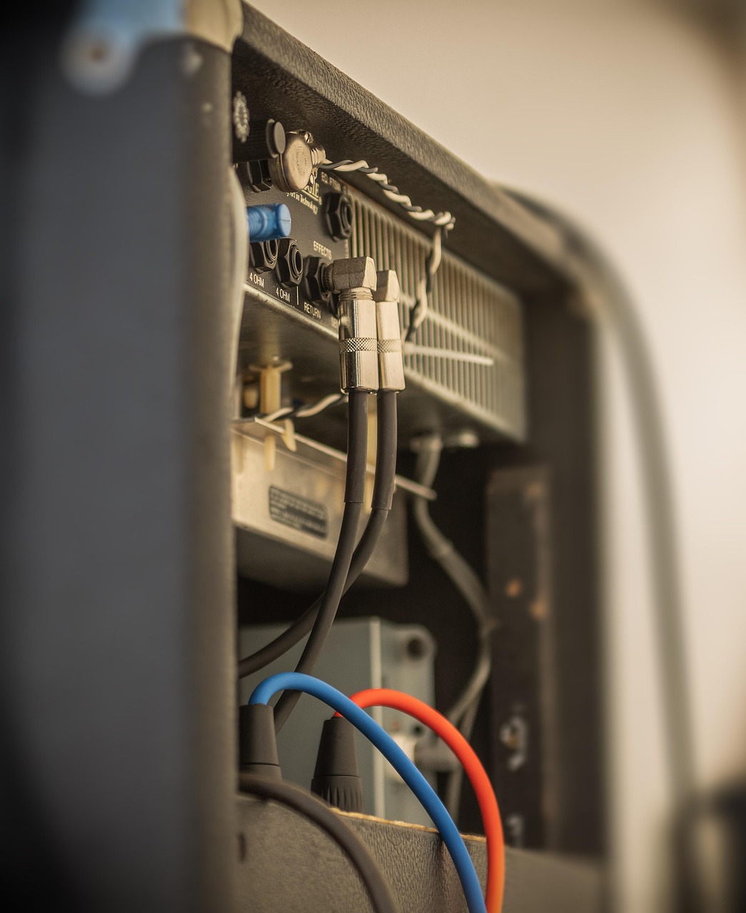 Wechselrichter an Wand montiert