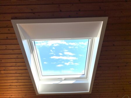 Neuer Oberlicht mit sauberer Abdichtung auf Steildach