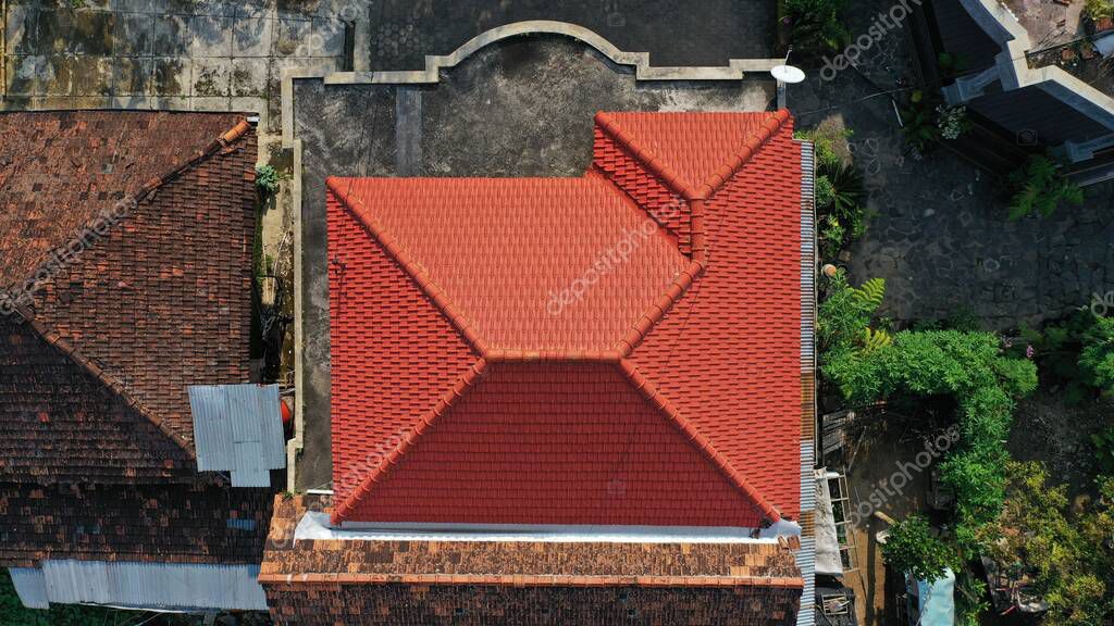 Steildach mit roten Tonziegeln an Einfamilienhaus